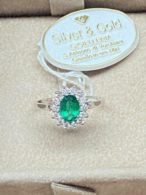 ANELLO MODELLO LADY DIANA CON SMERALDO NATURALE COLOMBIANO CT. 0,73 E DIAMANTI